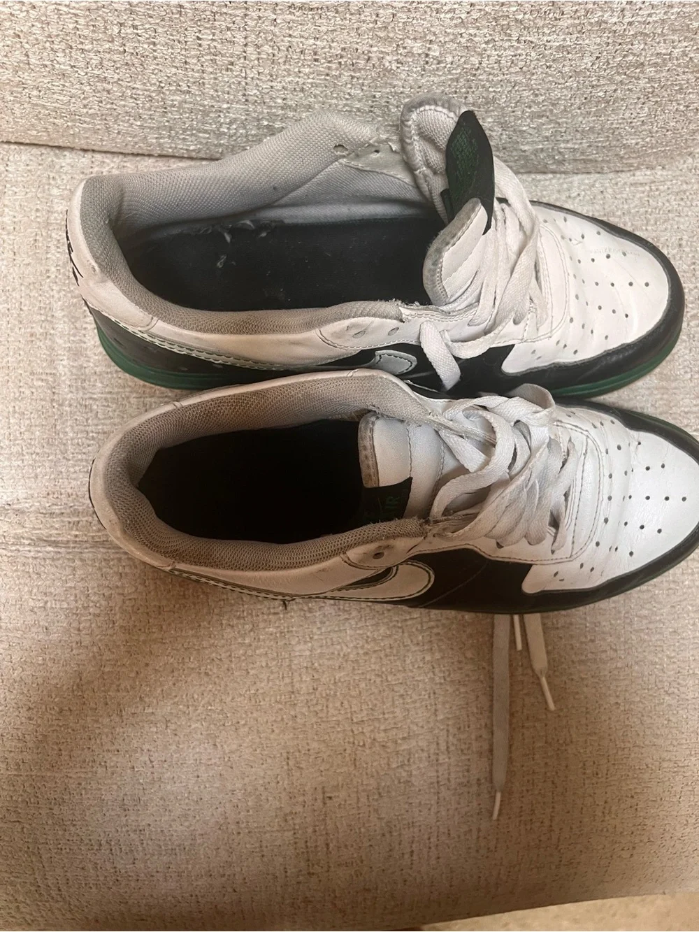 Nike Low-Top Sneakers in White, Black & Green *Rare* Sz 9.5 Air Force 1